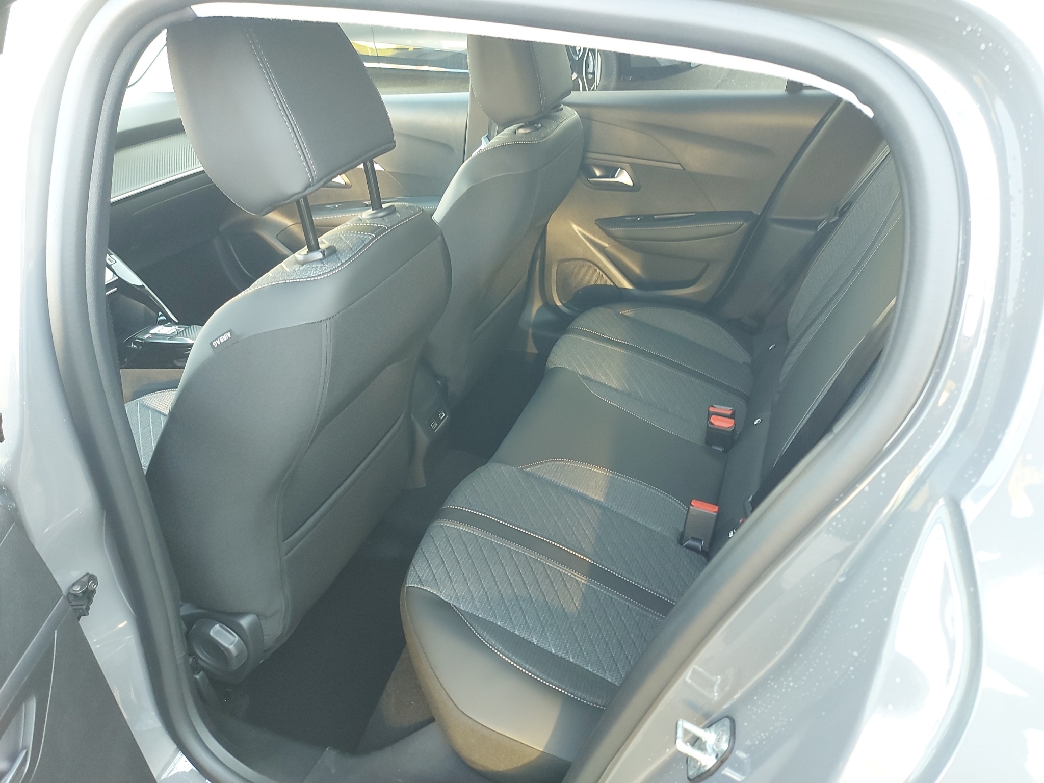 Peugeot 208 1.2 Hybrid Allure Premium