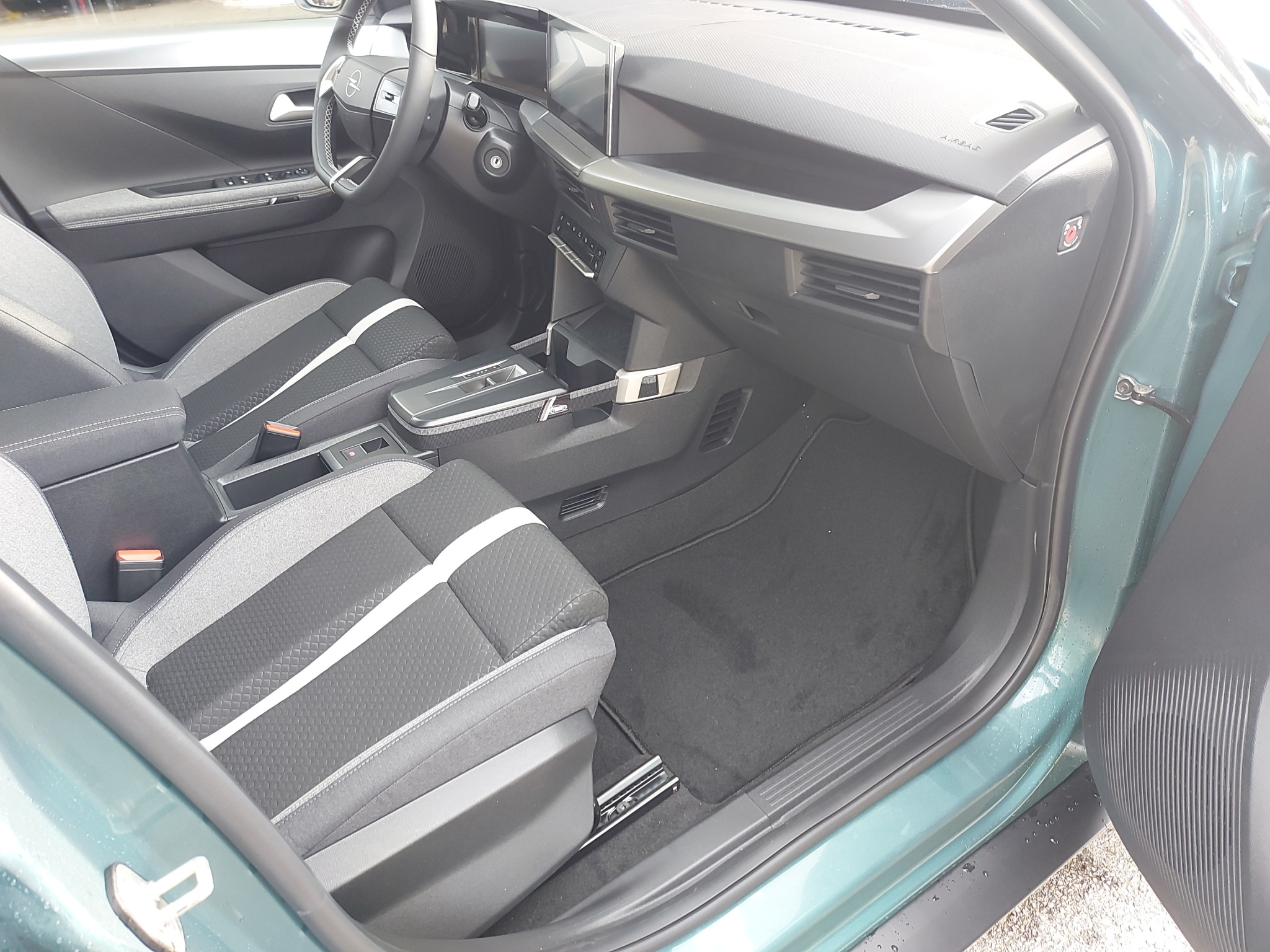 Opel Frontera 1.2 T HEV 145 GS